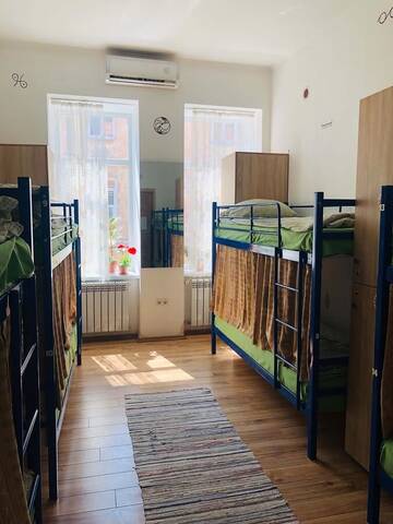 Кровать в общем 8-местном номере для мужчин и женщин в  Etno Hostel